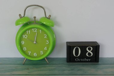 yeşil alarm saati ve takvim tarihi Ekim ayı konseptiyle
