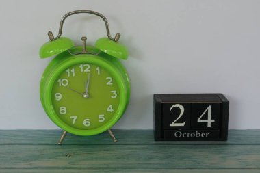 yeşil alarm saati ve takvim tarihi Ekim ayı konseptiyle