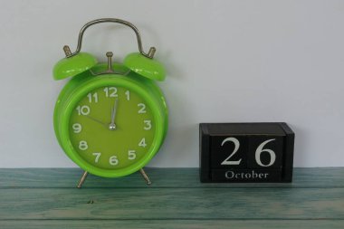yeşil alarm saati ve takvim tarihi Ekim ayı konseptiyle