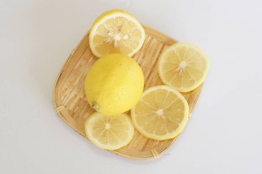Bambu sepetinde limon meyvesi