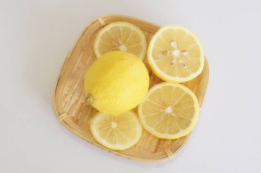 Bambu sepetinde limon meyvesi