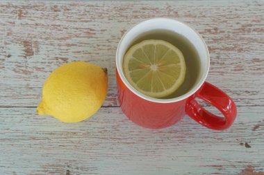 Bardakta limon dilimi