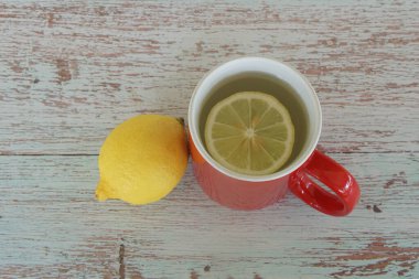 Bardakta limon dilimi