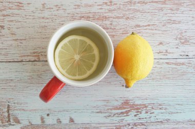 Bardakta limon dilimi