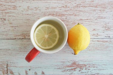 Bardakta limon dilimi