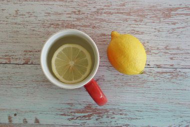 Bardakta limon dilimi