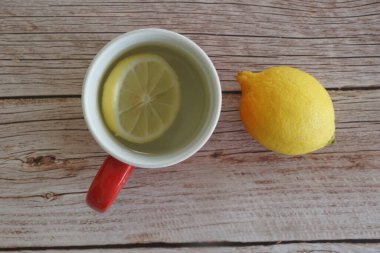 Bardakta limon dilimi