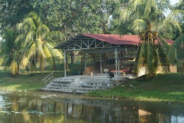 Universiti Teknologi MARA Melaka Gölü manzaralı. Alor Gajah, Melaka, Malezya