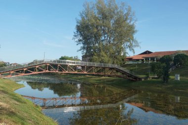 Alor Gajah, Melaka, Malezya 'da bulunan Universiti Teknologi MARA Melaka kampüsündeki göl üzerinde köprü