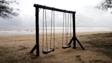 Sahilde ahşap salıncak