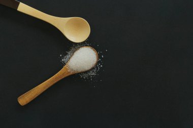 Siyah arkaplanda beyaz şeker