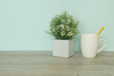 Tahta, kupa ve kalemler masaya.