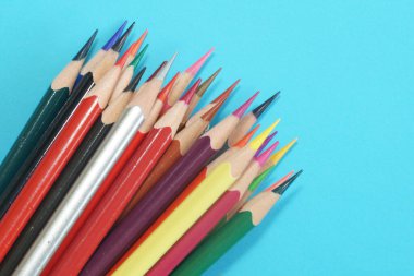 mavi arkaplanda renkli kalemler