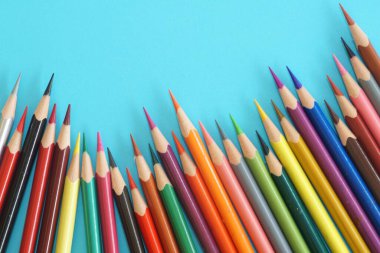 mavi arkaplanda renkli kalemler