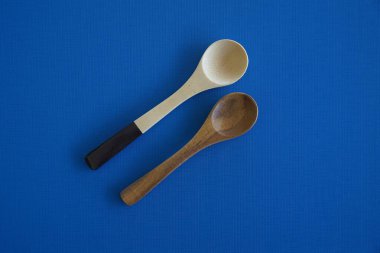 Mavi arka planda tahta kaşıklar