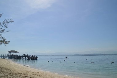 Kota Kinabalu, Sabah, Malezya 'daki Mamutik Adası plajının manzarası