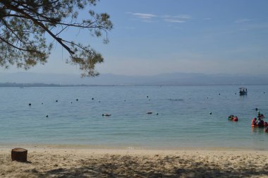 Kota Kinabalu, Sabah, Malezya 'daki Mamutik Adası plajının manzarası