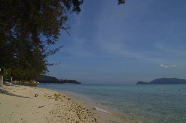 Kota Kinabalu, Sabah, Malezya 'daki Mamutik Adası plajının manzarası