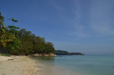 Kota Kinabalu, Sabah, Malezya 'daki Mamutik Adası plajının manzarası