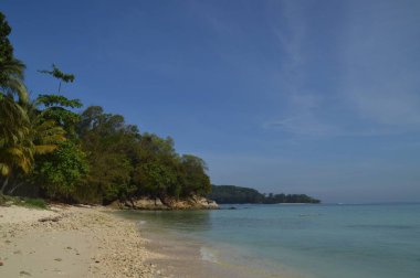 Kota Kinabalu, Sabah, Malezya 'daki Mamutik Adası plajının manzarası