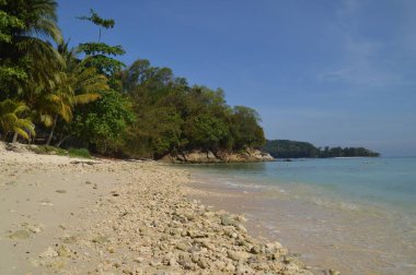 Kota Kinabalu, Sabah, Malezya 'daki Mamutik Adası plajının manzarası