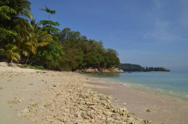 Kota Kinabalu, Sabah, Malezya 'daki Mamutik Adası plajının manzarası