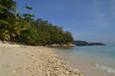 Kota Kinabalu, Sabah, Malezya 'daki Mamutik Adası plajının manzarası