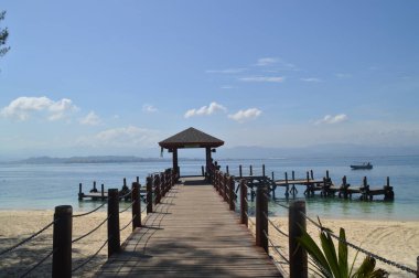 Malezya 'nın Doğu Malezya Eyaleti Sabah, Malezya' da bulunan Manukan Adası iskelesi.