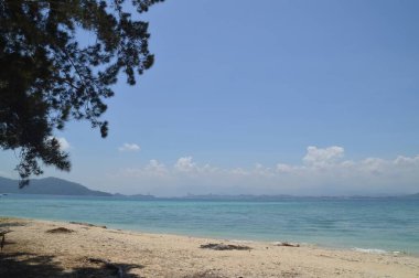 Kota Kinabalu, Sabah, Malezya 'daki Mamutik Adası plajının manzarası