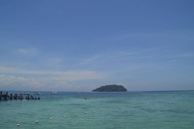 Kota Kinabalu, Sabah, Malezya 'daki Mamutik Adası plajının manzarası