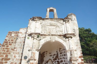 Porta de Santiago manzarası, 1511 yılında Malacca 'da inşa edilen bir Famosa kalesinin kalıntıları. Melaka, Malezya 'da..