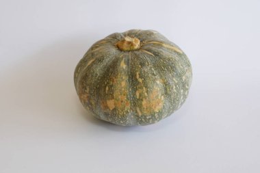 Beyaz arkaplanda balkabağının seçici görünümü