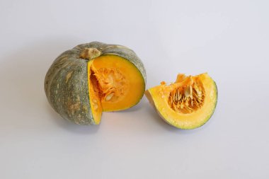 Beyaz arkaplanda balkabağının seçici görünümü