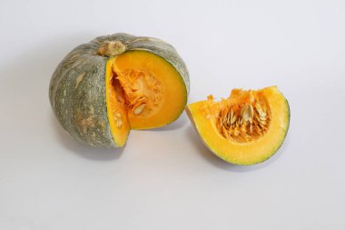 Beyaz arkaplanda balkabağının seçici görünümü