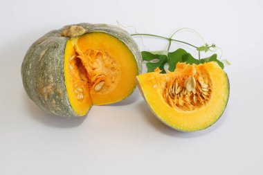 Beyaz arkaplanda balkabağının seçici görünümü