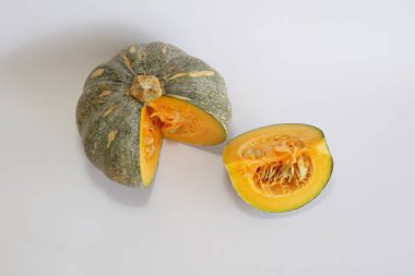 Beyaz arkaplanda balkabağının seçici görünümü