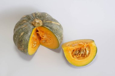 Beyaz arkaplanda balkabağının seçici görünümü