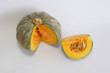 Beyaz arkaplanda balkabağının seçici görünümü