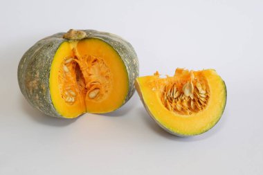 Beyaz arkaplanda balkabağının seçici görünümü