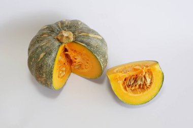 Beyaz arkaplanda balkabağının seçici görünümü