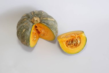 Beyaz arkaplanda balkabağının seçici görünümü