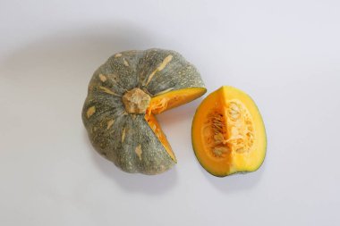 Beyaz arkaplanda balkabağının seçici görünümü