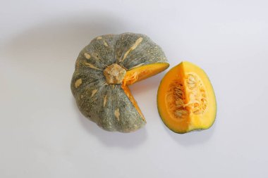 Beyaz arkaplanda balkabağının seçici görünümü