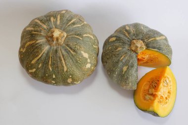 Beyaz arkaplanda balkabağının seçici görünümü