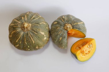 Beyaz arkaplanda balkabağının seçici görünümü