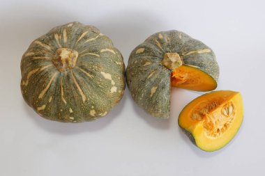 Beyaz arkaplanda balkabağının seçici görünümü