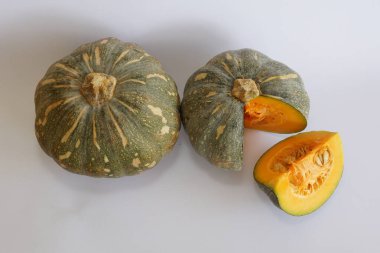 Beyaz arkaplanda balkabağının seçici görünümü