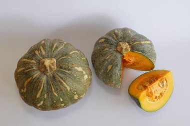 Beyaz arkaplanda balkabağının seçici görünümü