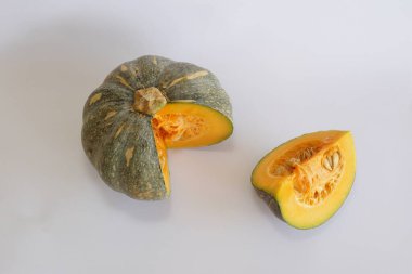 Beyaz arkaplanda balkabağının seçici görünümü