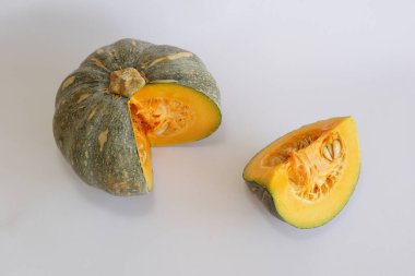 Beyaz arkaplanda balkabağının seçici görünümü